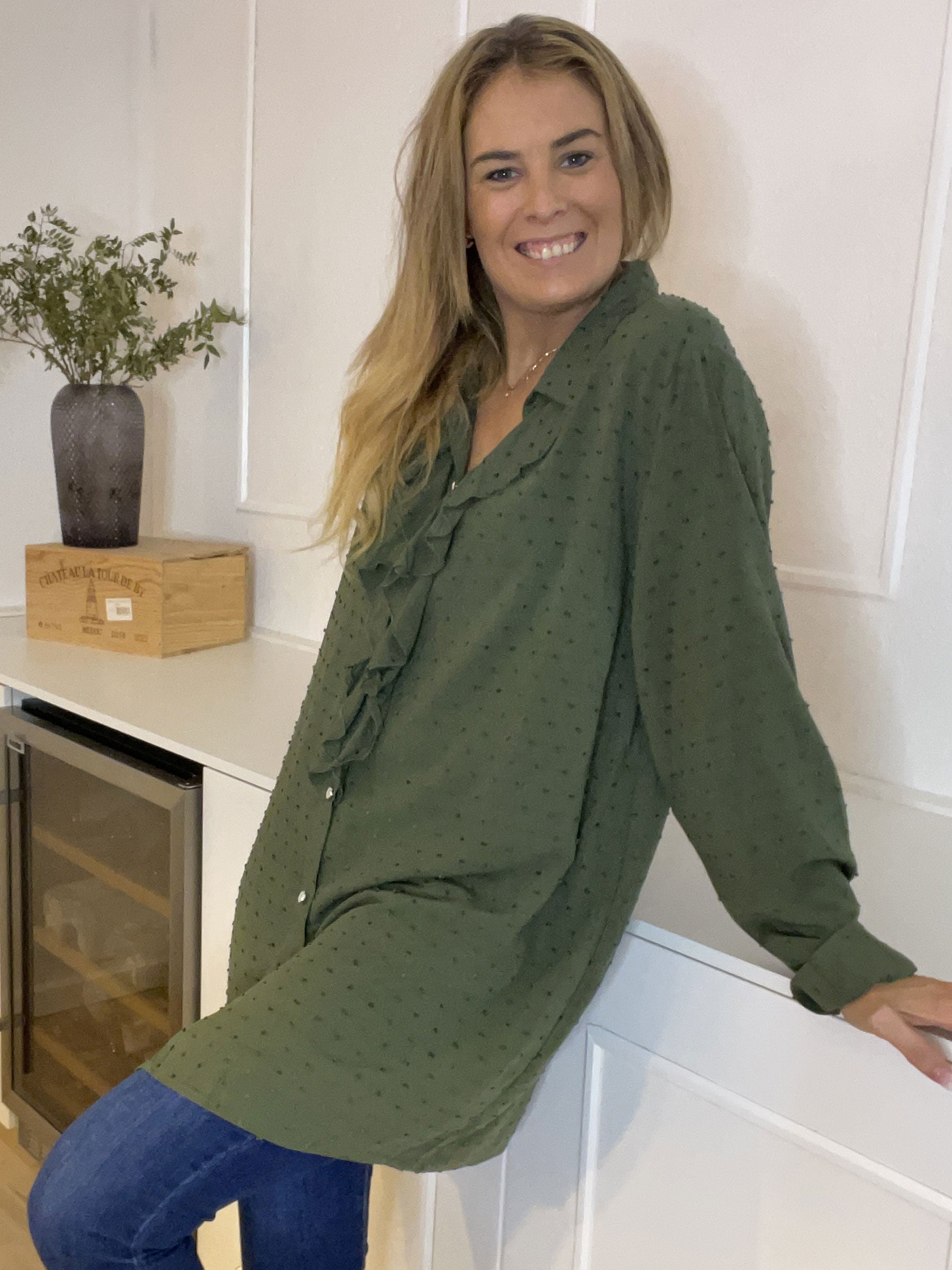 Zandra - Smuk skjorte med flæse og prikket detaljer